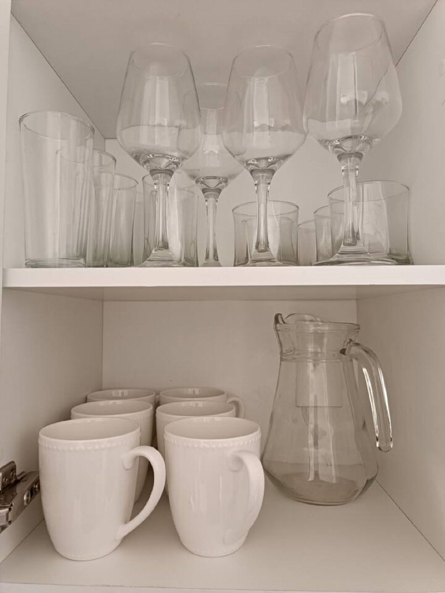 Een douche, handdoeken, zeep, toiletpapier