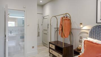 Eenvoudig appartement | Badkamer | Een douche, milieuvriendelijke toiletartikelen, een haardroger