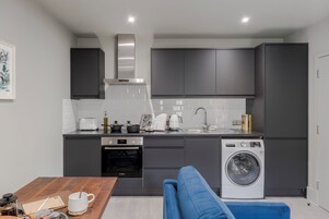 Apartamento conforto | Cozinha privada | Geladeira, micro-ondas, cooktop, cafeteira/chaleira