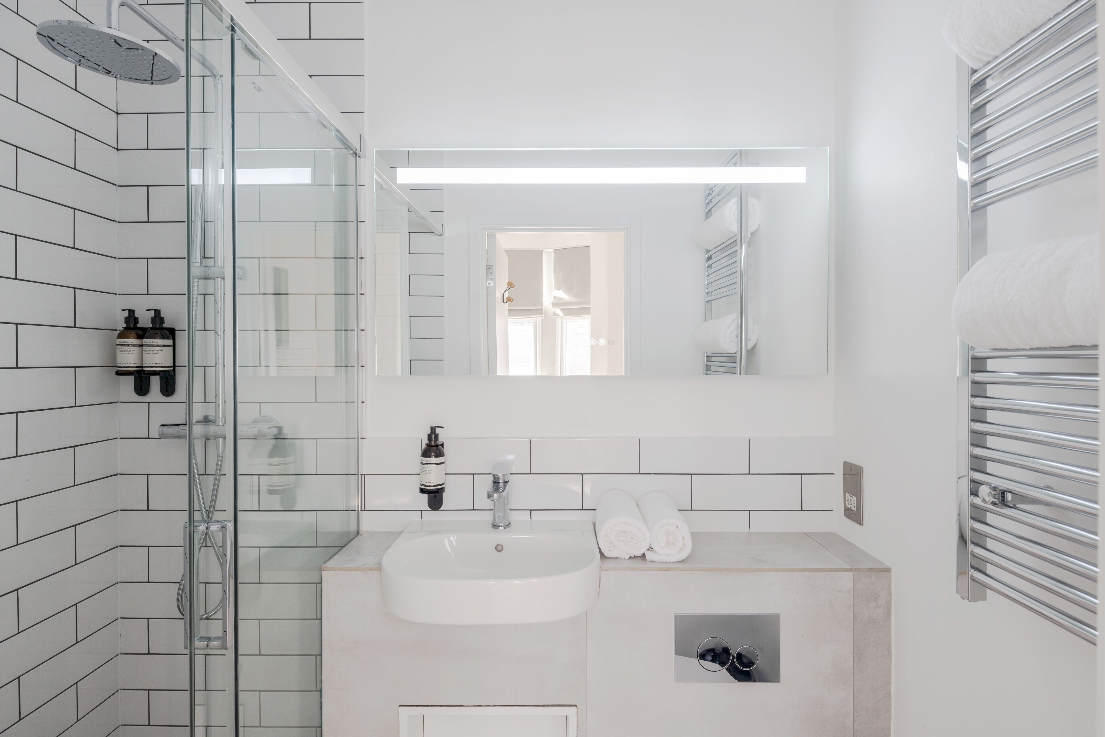 Douche, articles de toilette écologiques, sèche-cheveux