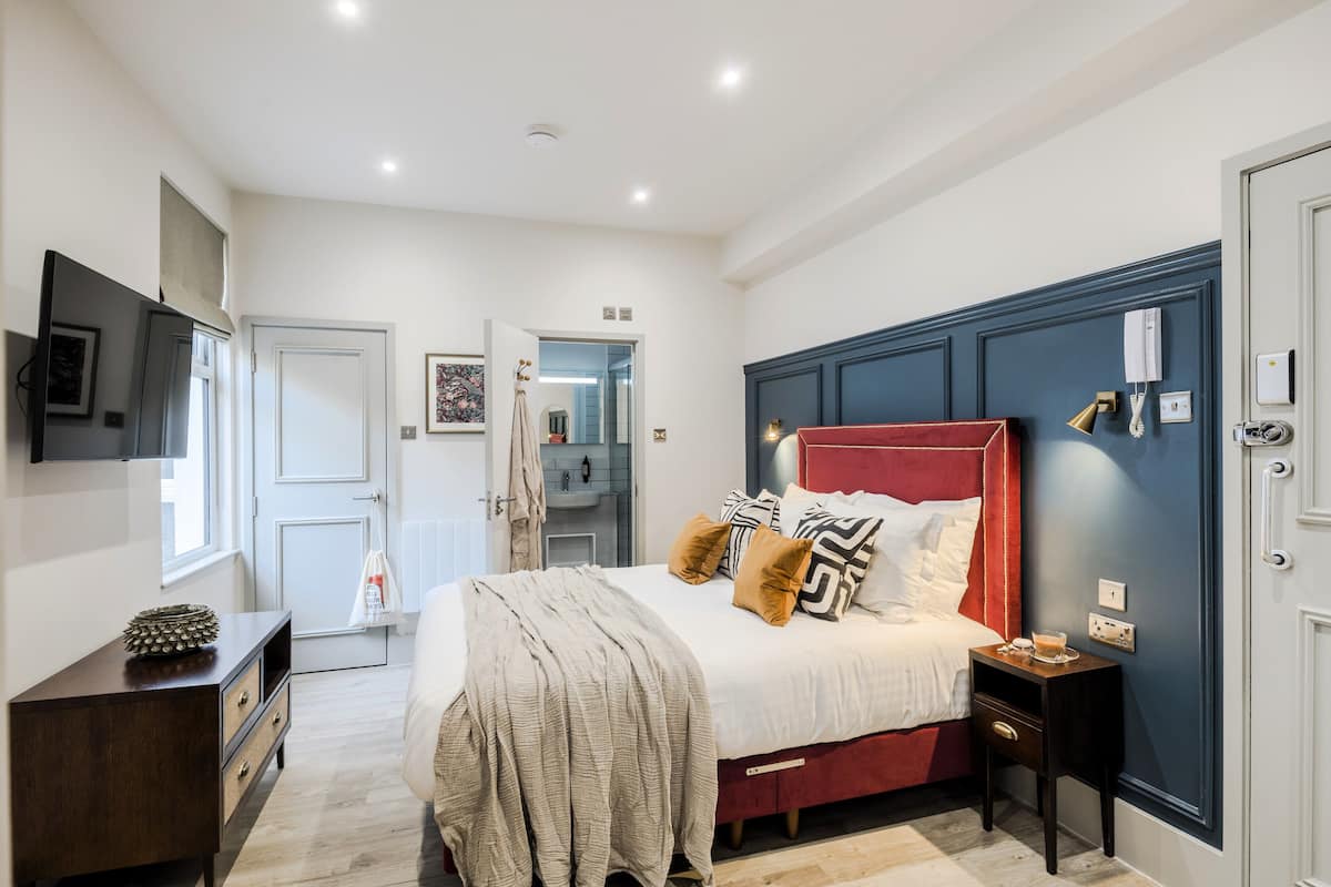 1 habitación, caja de seguridad en la habitación y escritorio