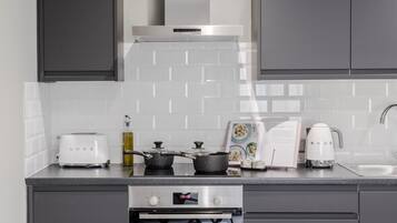 Comfort Apartment | Private kitchen | Microwave, stovetop, electric kettle, toaster