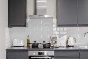 Comfort Apartment | Private kitchen | Microwave, stovetop, electric kettle, toaster - Your Apartment Tooting (London)