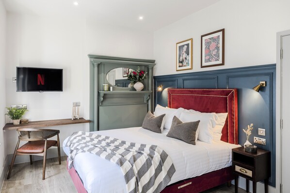 Classic Apartment | 1 bedroom, in-room safe, desk, iron/ironing board