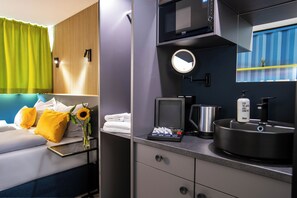 Business Double Room - [BEE]VILLAGE MESSEHOTEL HANNOVER-LAATZEN. (Laatzen)