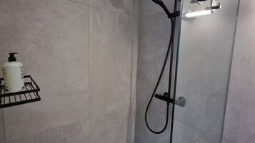 Business-Doppelzimmer | Badezimmer | Dusche, Regendusche, kostenlose Toilettenartikel, Handtücher