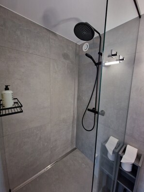 Business Double Room | Bathroom | Shower, rainfall showerhead, free toiletries, towels - [BEE]VILLAGE MESSEHOTEL HANNOVER-LAATZEN. (Laatzen)