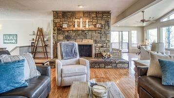 Smart TV, fireplace