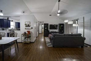 Smart-tv, een open haard, videospelletjes en boeken