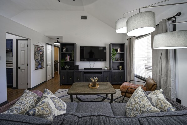 Smart-tv, een open haard, videospelletjes en boeken