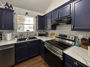 Een koelkast, een microgolfoven, een oven, een kookplaat