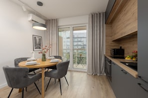 Departamento, 2 habitaciones, balcón | Cocina privada | Microondas, lavavajillas y utensilios de cocina 