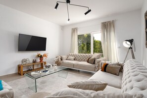 Smart TV - Villa with pool in quiet location, 4 bedrooms, 5 bathrooms, panoramic sea views (Labinci)