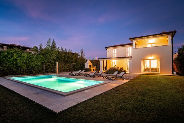 Outdoor pool - Villa with pool in quiet location, 4 bedrooms, 5 bathrooms, panoramic sea views (Labinci)