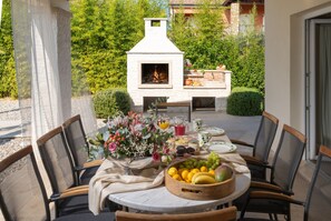 Outdoor dining - Villa with pool in quiet location, 4 bedrooms, 5 bathrooms, panoramic sea views (Labinci)