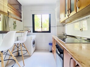 Køleskab, mikrobølgeovn, ovn, kaffe-/temaskine