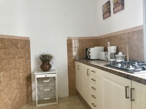 Køleskab, mikrobølgeovn, kaffe-/temaskine, brødrister