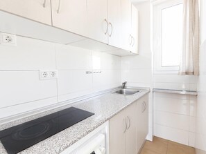 Køleskab, mikrobølgeovn, kaffe-/temaskine, brødrister