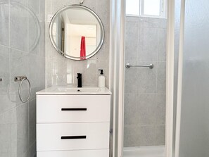 Dusche, Haartrockner, Handtücher