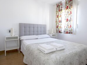 1 makuuhuone, silitysrauta/-lauta, internet, vuodevaatteet