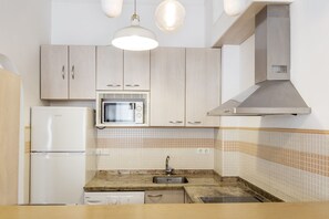 Køleskab, mikrobølgeovn, ovn, kaffe-/temaskine