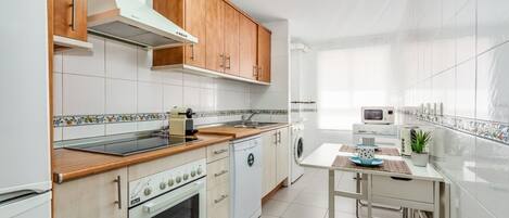 Kühlschrank, Mikrowelle, Ofen, Geschirrspüler