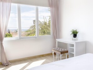3 bedrooms, iron/ironing board, internet, bed sheets