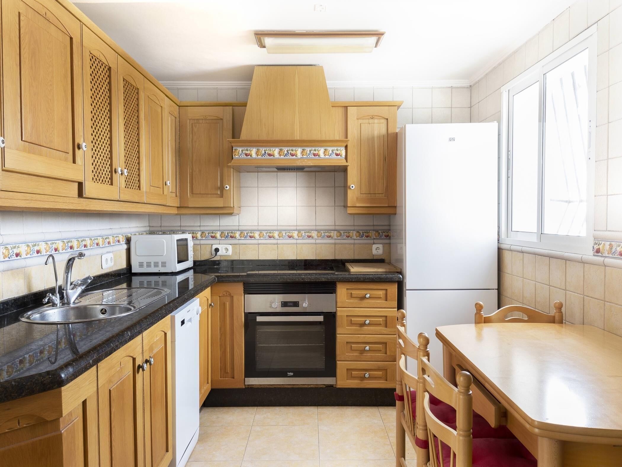 Een koelkast, een microgolfoven, een oven, een vaatwasser