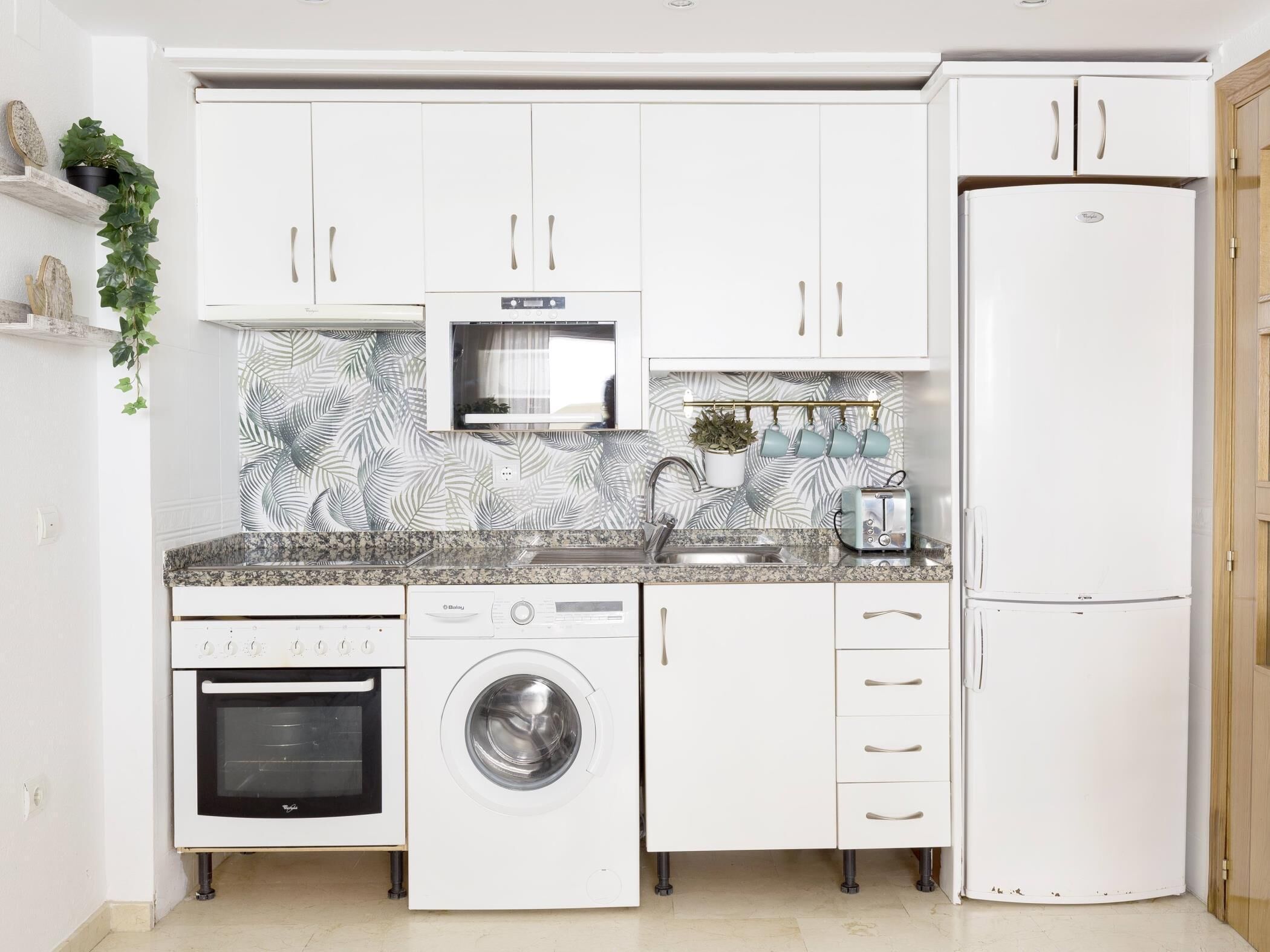 Refrigerador, microondas, horno y cafetera y tetera 