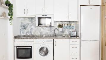 Refrigerador, microondas, horno y cafetera y tetera