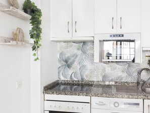 Køleskab, mikrobølgeovn, ovn, kaffe-/temaskine