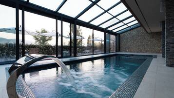 Alberca techada y alberca al aire libre por temporada