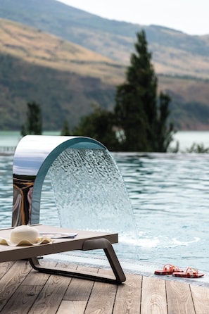 Indoor pool, seasonal outdoor pool, pool umbrellas, pool loungers - Burchmulla Resort & Chalets (Burchmulla)