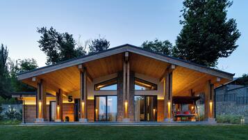 Chalet de lujo, 2 habitaciones, vista al lago, en el área del jardín | 2 habitaciones, ropa de cama de alta calidad y edredón