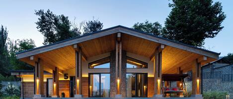 Luxury Chalet, 2 Bedrooms, Lake View, Garden Area | 2 bedrooms, premium bedding, down duvets, memory-foam beds