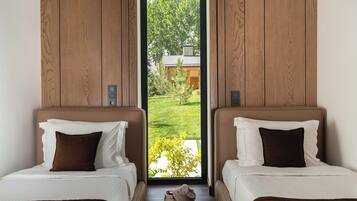 Chalet de lujo, 2 habitaciones, vista al lago, en el área del jardín | 2 habitaciones, ropa de cama de alta calidad y edredón