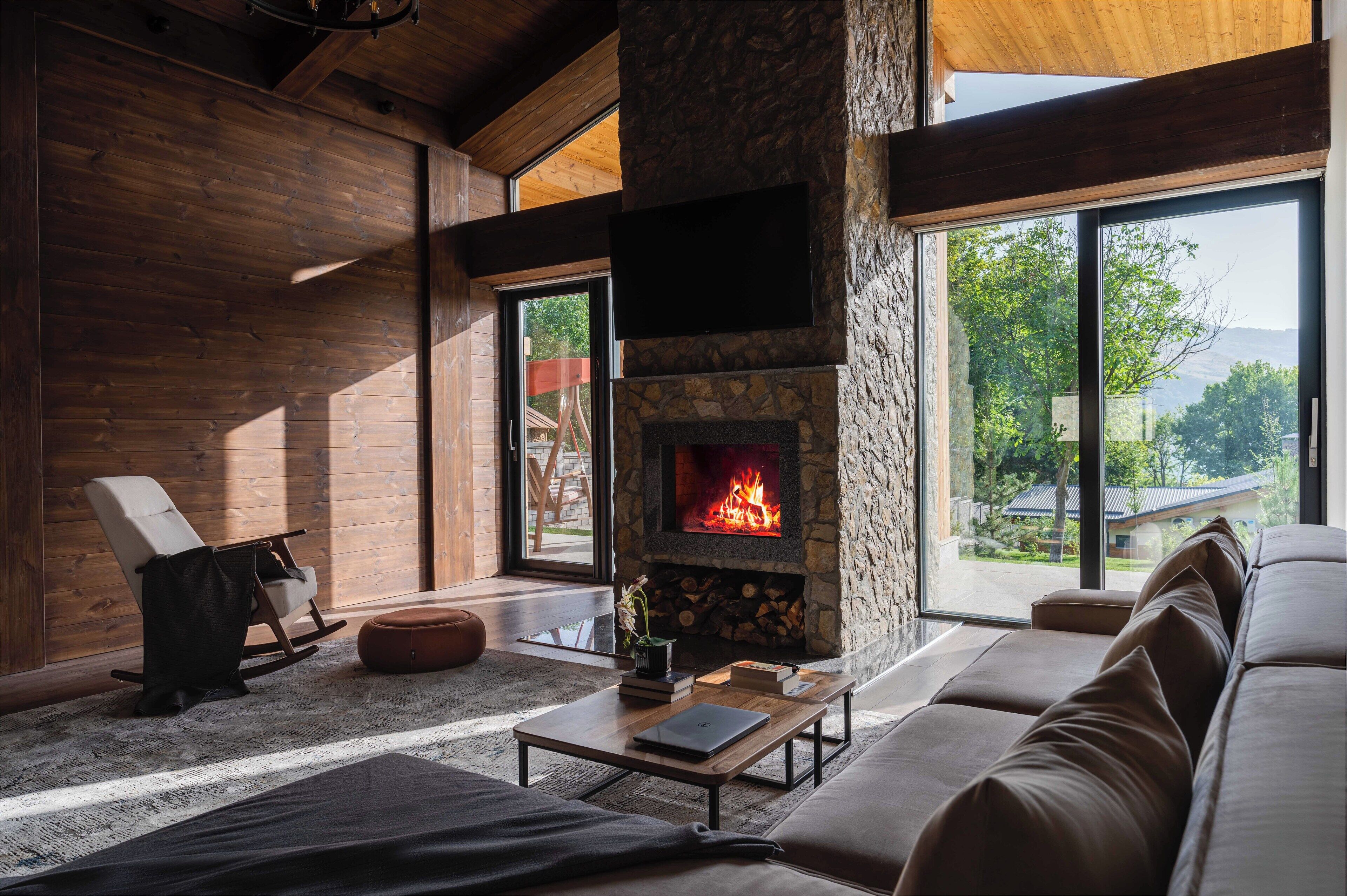 Luxe chalet, 2 slaapkamers, uitzicht op meer, aan tuin | Woonkamer | Een 43-inch flatscreentelevisie met satellietzenders en vloerwarming