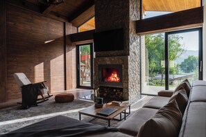 Nhà gỗ Cao cấp, 2 phòng ngủ, quang cảnh hồ, khu vực vườn | Phòng khách | TV màn hình phẳng 43-inch có truyền hình vệ tinh, sàn nhà có sưởi 