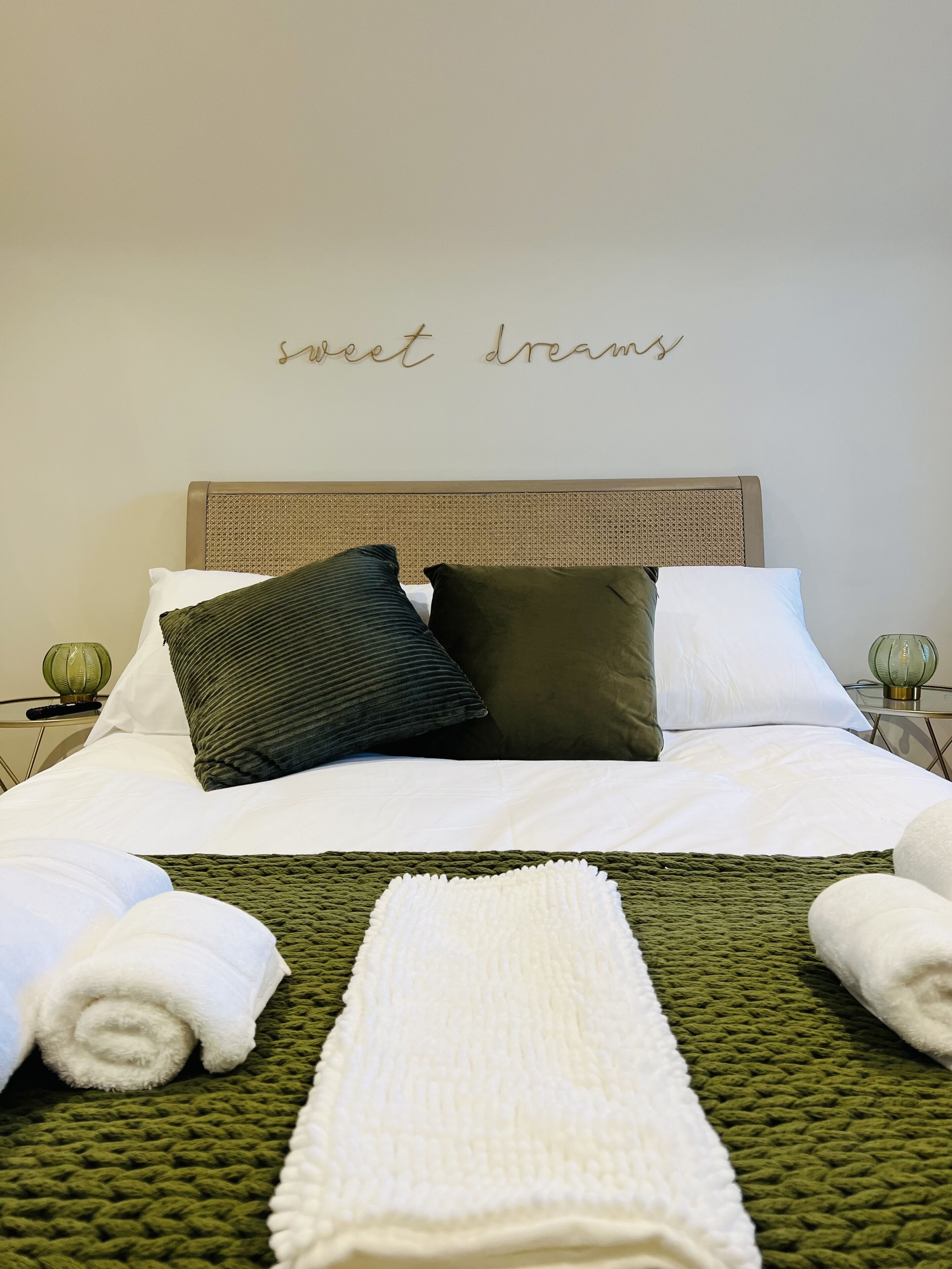 Luxury-Doppelzimmer | Hochwertige Bettwaren, Betten mit Memory-Foam-Matratzen, Schreibtisch