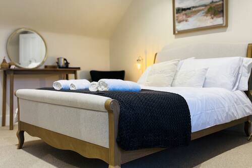 Luxe tweepersoonskamer | Luxe beddengoed, bedden met traagschuimmatrassen, een bureau
