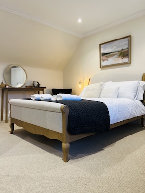 Luxury Double Room | Premium bedding, memory foam beds, desk, laptop workspace - St Duthus Villa Guesthouse (Tain)