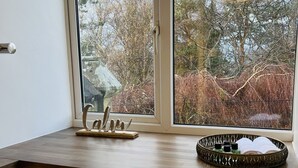 A kitchen with a window, a wooden sign, and a decorative tray. - St Duthus Villa Guesthouse (Tain)