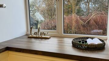 Habitación doble de lujo | Baño | Amenidades de baño gratuitas, secadora de cabello, toallas, jabón