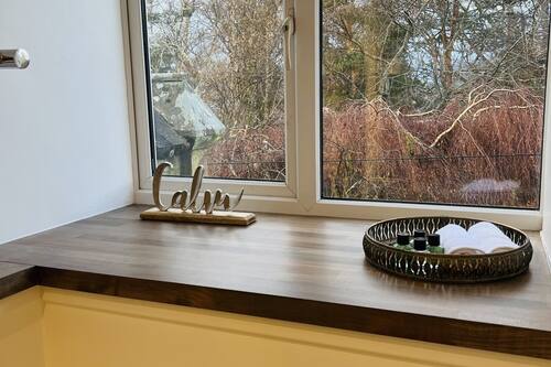 Luxe tweepersoonskamer | Badkamer | Gratis toiletartikelen, een haardroger, handdoeken, zeep