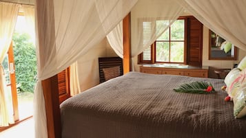 2 makuuhuonetta, tallelokero huoneessa, työpöytä, silitysrauta/-lauta