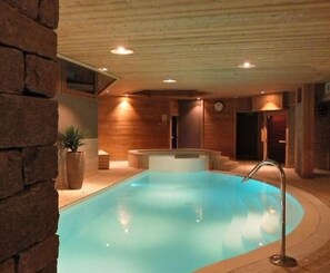 Una piscina cubierta