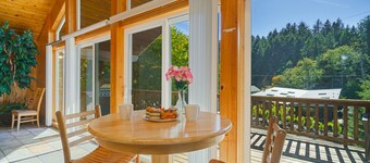 Captain's Hideaway-Relax in this Lodge like home nestled in the trees.