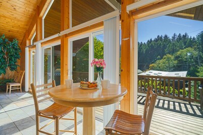 Captain's Hideaway-Relax in this Lodge like home nestled in the trees.