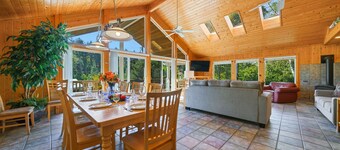 Captain's Hideaway-Relax in this Lodge like home nestled in the trees.