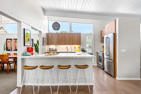 Refrigerador, microondas, horno, placa de cocina